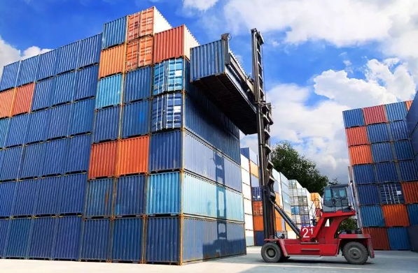 海運物流作為國際貿(mào)易的血脈，正經(jīng)歷著前所未有的變革與挑戰(zhàn)